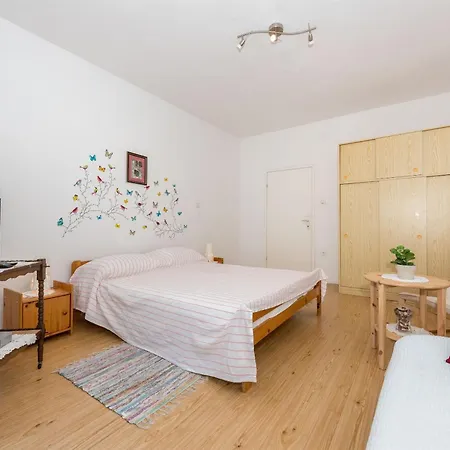Apartment Mili - Near The Sea And The Centar Of Place Betina (Sibenik-Knin)