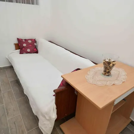 Apartment Mili - Near The Sea And The Centar Of Place Betina (Sibenik-Knin)