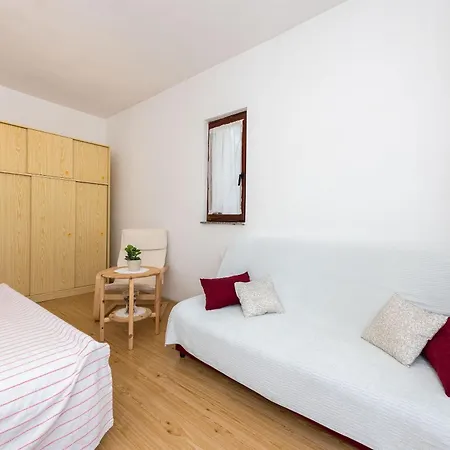 Apartment Mili - Near The Sea And The Centar Of Place *