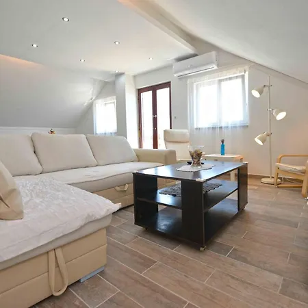 Mili - Near The Sea And The Centar Of Place Apartment Betina (Sibenik-Knin)