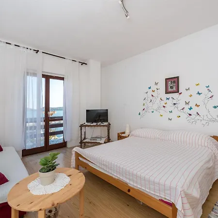 Apartment Mili - Near The Sea And The Centar Of Place *