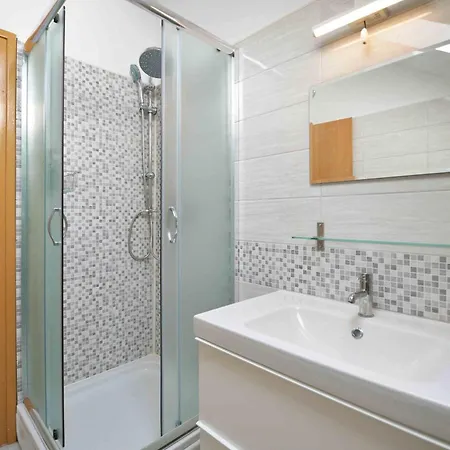 Apartment Mili - Near The Sea And The Centar Of Place Betina (Sibenik-Knin)