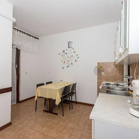 Apartment Mili - Near The Sea And The Centar Of Place